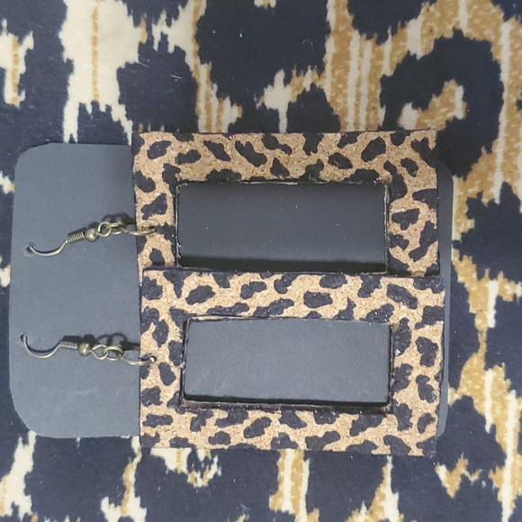 THANDMADE EARRINGS HANDCRAFTED LEATHER RECTANGLE WINDOWS IN LEOPARD - Picture 1 of 3